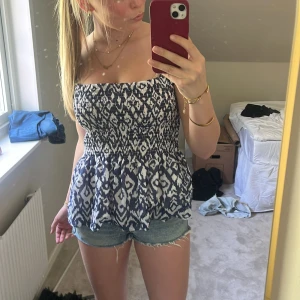 sjukt snygga lågmidjade shorts - dess snygga och populära jeansshorts säljer jag pågrund av att dem är för små. Den har en riktigt snygg detalj på bakfickorna. Helt perfekta till sommaren och enkla att matcha!