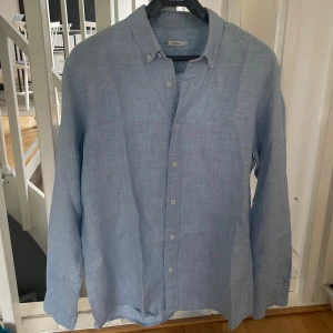 Ljusblå linneskjorta från Cubus - Säljer en ljusblå skjorta i 100% linne från Cubus. Skjortan har lång ärm, klassisk krage med knappar och en avslappnad passform. Perfekt för varmare dagar och ger en stilren look. Nypris 600kr