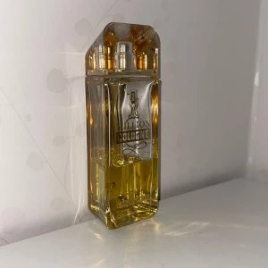 1 Million - Paco Rabanne One Million Cologne. Ännu en sällsynt parfym som upphört. Den mest uppfriskande och fräschaste one million doften som släppts av paco rabanne. Noter av citrus, ros och mandarin, utmärkt till sommaren. Flaskan är en större 125ml version, skulle uppskatta cirka 50ml efter jämförelse med parfymer som rymmer 50ml. Hör av er vid frågor eller funderingar.