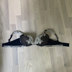 Blå trendig push up intimissimi bh  - Säljer en blå intimissimi bh för den är tyvärr för liten lappen är tyvärr bortklippt för den kliade men gissar att den är mellan 80-85 B med vacker beige spets och broderade blommor. Bh:n har justerbara axelband och tre hyskor i ryggen för bästa passform. Perfekt för dig som vill ha något både snyggt och bekvämt.