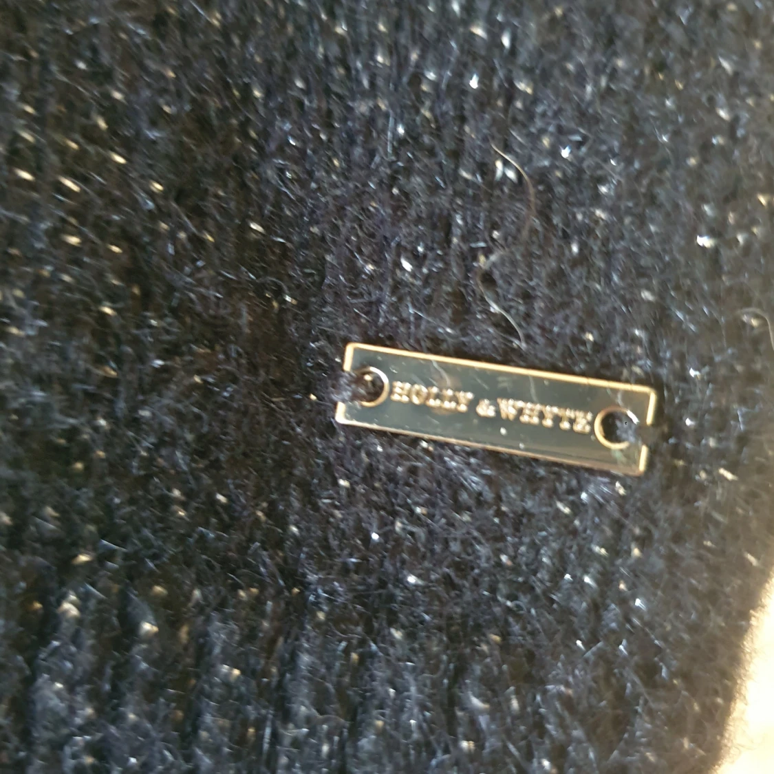 Svart glittrig stickad tröja från Holly & Whyte - 1