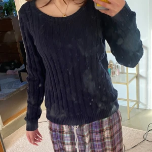 Virkad kofta - Marinblå virkad kofta, använt ca tre gånger men köpt second hand