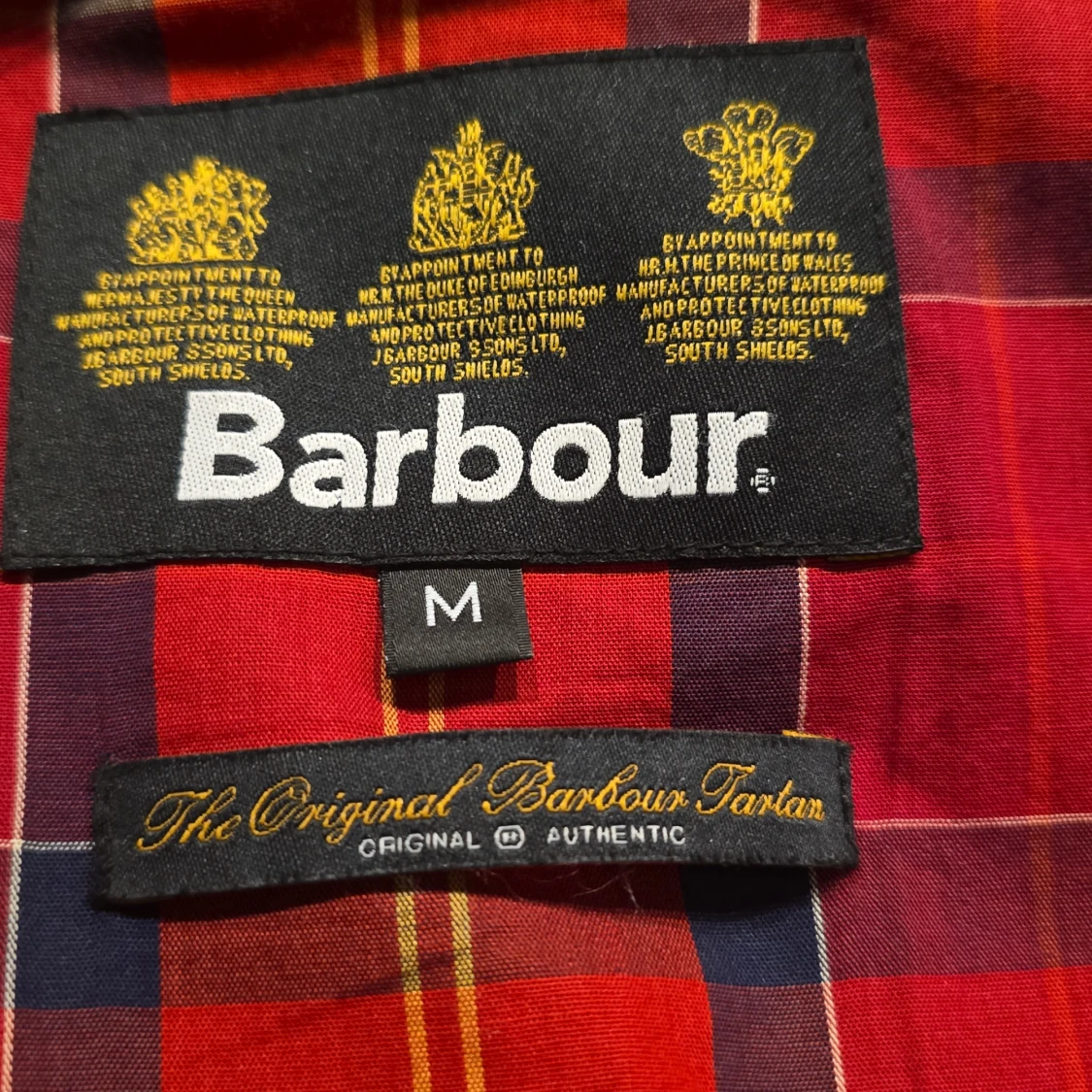 Svart jacka från Barbour med röd-rutigt foder - 3