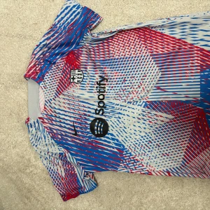 FC Barcelona tränings t-shirt Nike -  FC Barcelona tränings t-shirt från Nike, autentisk och använd 3-4 gånger. Storlek XL men har bra passform för att passa en L.