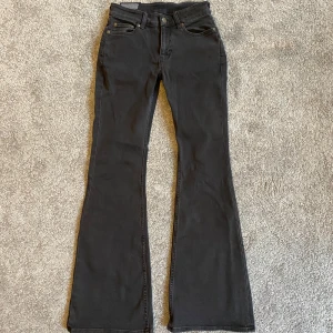 Svarta lågmidjade jeans från weekday  - Säljer ett par svarta jeans från Weekday i modellen flame. De har låg midja och utsvängda ben. Helt nya, har bara testat dem ☺️ Nypris 590kr.