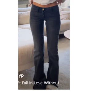 Lågmidjade bortbyt jeans weekday  - Helt oanvända weekday jeans, strl 28/32. 