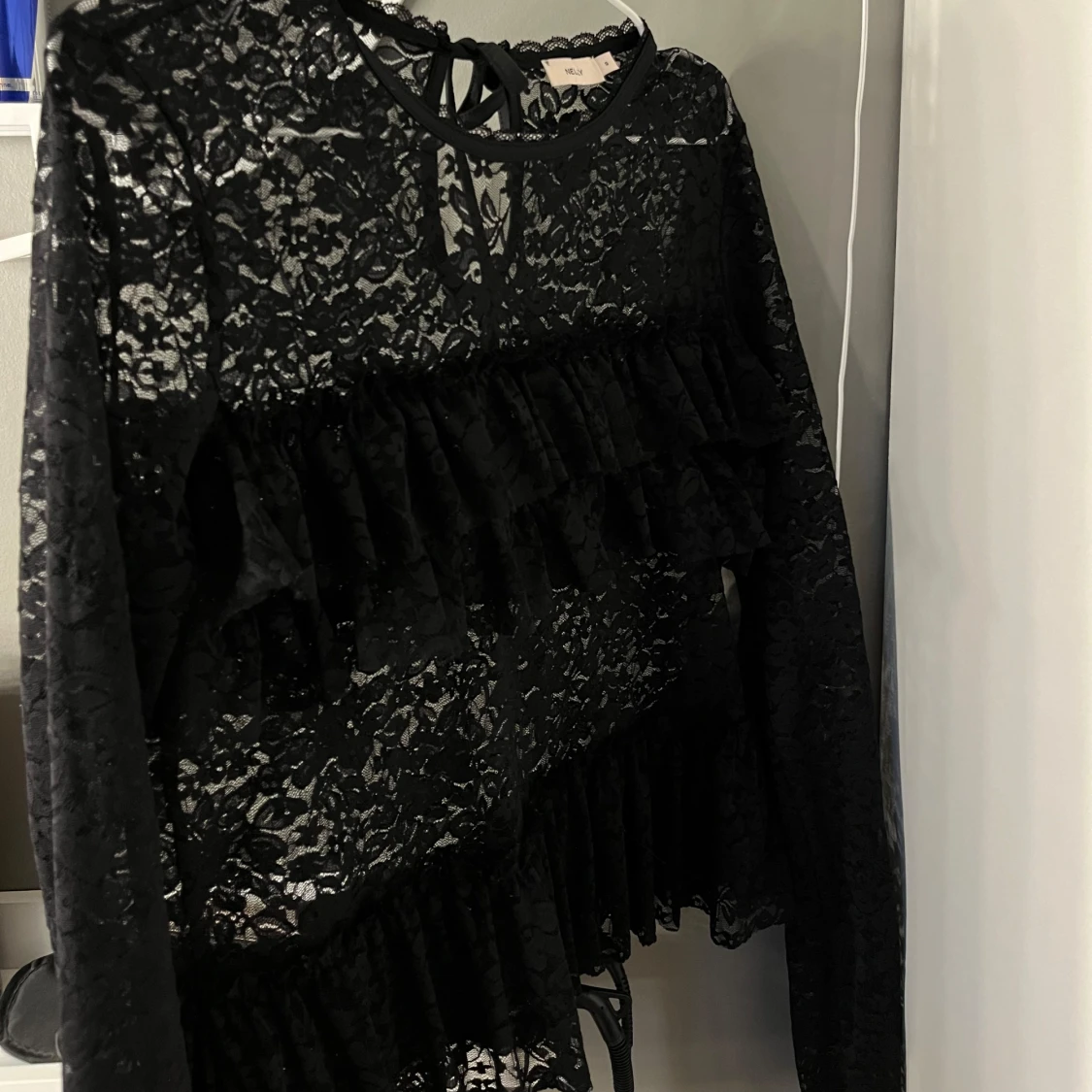 Svart spetstopp med volang - 3