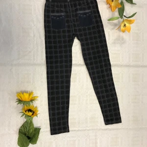 Super Stretch rutiga leggings med broderade detaljer - Svarta leggings med vitt rutmönster och broderade detaljer på fickorna. Byxorna har elastisk midja och smal passform, perfekta för en avslappnad och trendig look.  Stlk XS-M  89kr/par 