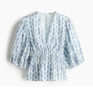 Vit och blå blus med puffärmar - Säljer den fina hm blusen!💕