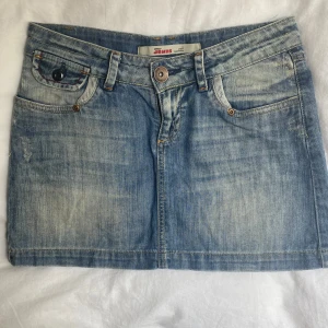 Ljusblå jeanskjol  - Världens finaste jeanskjol med snygga detaljer på fickorna💗😍