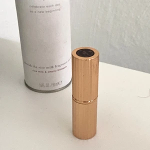 Läppstift Charlotte Tilbury Very Victoria  - Säljer ett läppstift från  Charlotte Tilbury i färgen Very Victoria. Endast swatchad annars oanvänd🤍