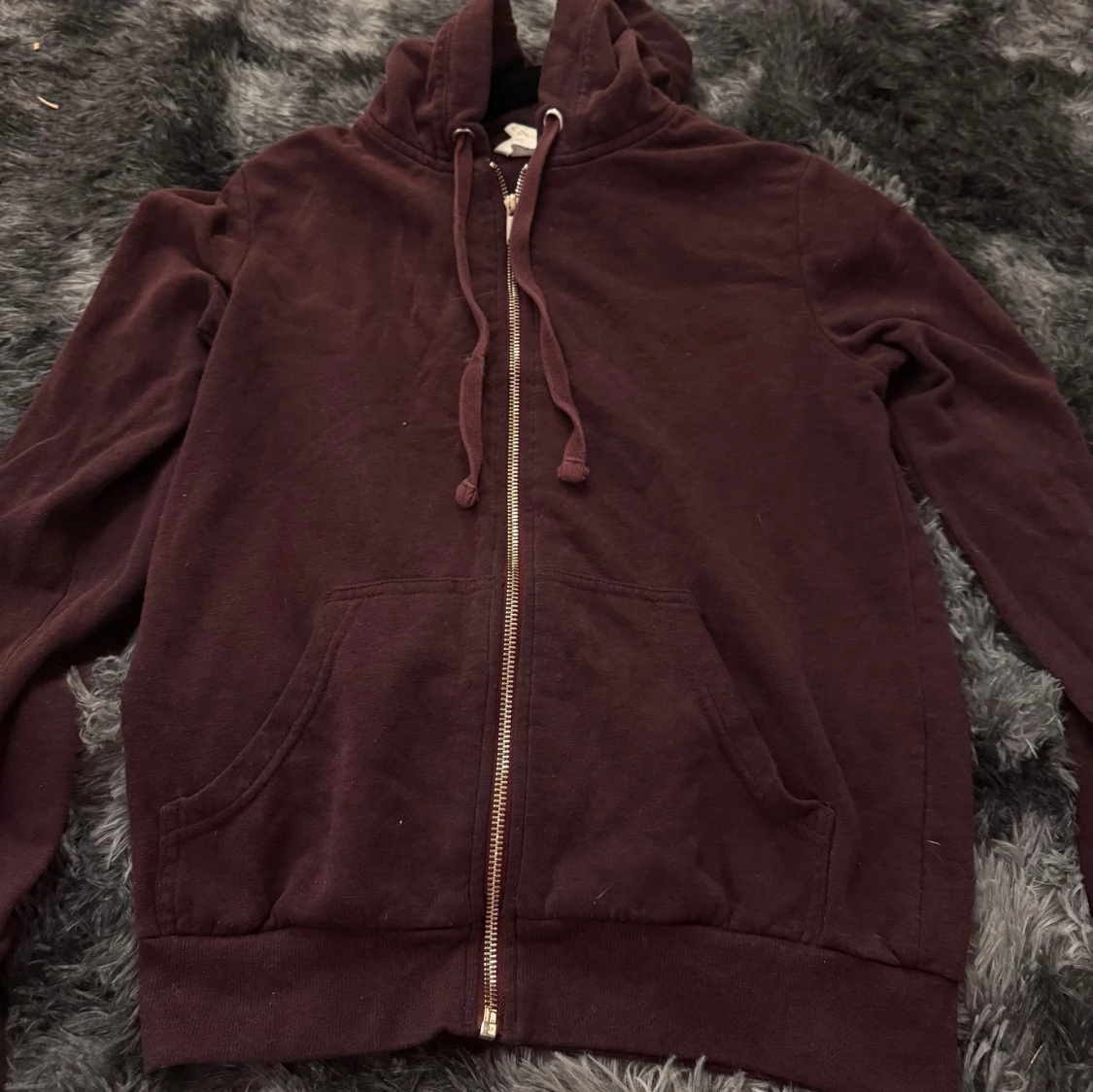 Vinröd hoodie med dragkedja