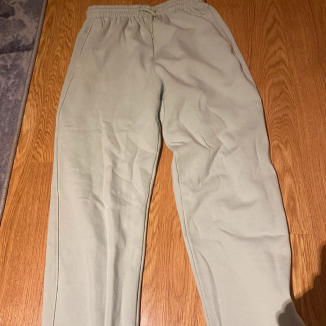 Beige mjukisbyxor från H&M BASIC