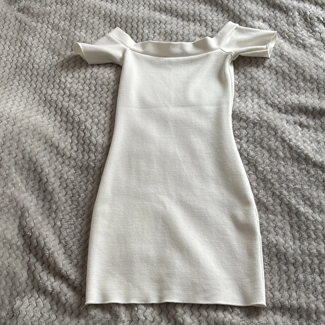 Vit offshoulder klänning