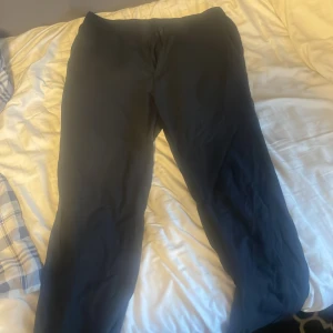Mörkblåa Linnebyxor med dragkedja - Linnebyxor från Uniqlo, den har tappat knappen men om man kan sy så är den gott som ny. Den är i storlek M och kan mötas upp. 