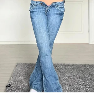 Lågmidjade jeans - Trendiga lågmidjade jeans. Säljer pga att de är lite stora på mig. Lånade bilder! Skriv för mått osv. 