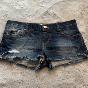 Lågmidjade jeans shorts - Lågmidjade jeansshorts med slitningar. Midjemått: 39 cm💞💞