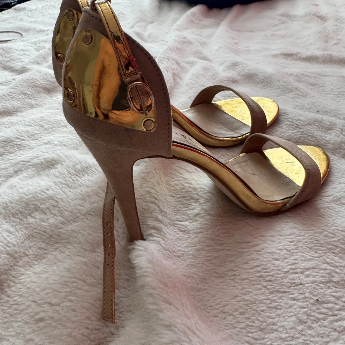 Beige och guldiga klackskor från Bodyflirt - 1