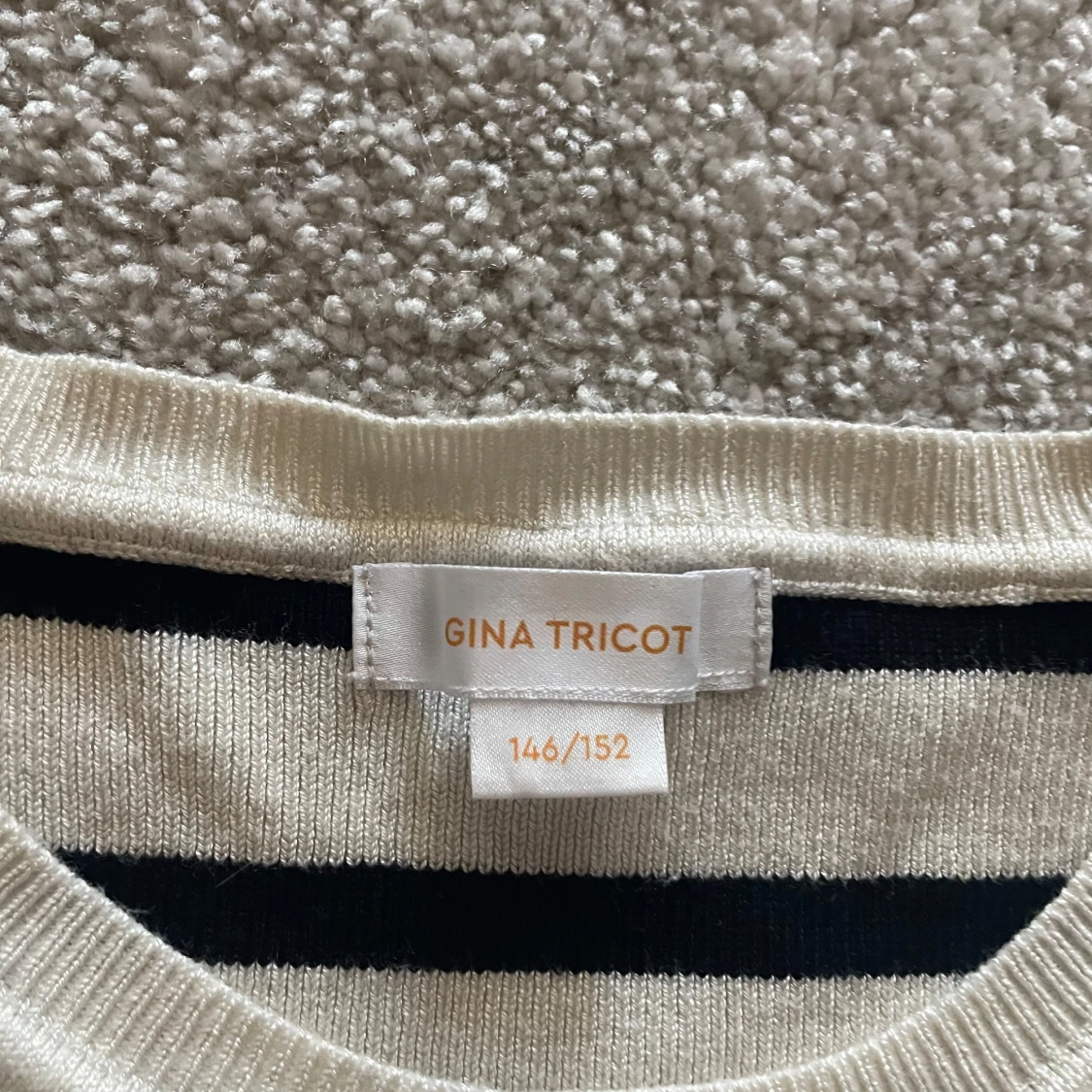 Randig kortärmad tröja från Gina Tricot - 1