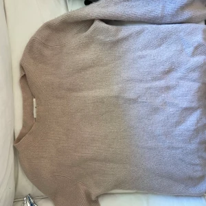 Soft goat tröja - En nästan oanvänd soft goat tröja som ser o känns helt ny. ( använd en gång) har ett litet hål i ena armmudden från tvätten då jag tvätta den innan försäljning men inget som syns när du har på dig den💕 pris kan såklart diskuteras!