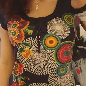 Desigual T-shirt  🦚👚 - Super snygg T-shirt ifrån Desigual med coola mönster. Storleken är en L men passar M också beroende på hur man vill att den ska sitta, hör av er vid frågor 💞💛🪽