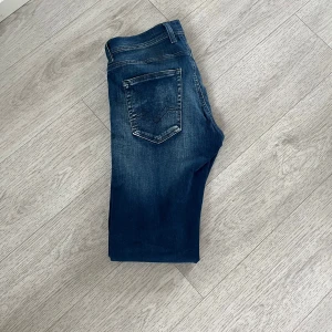 Replay jeans Ambas  (hyperflex) - Säljer ett par riktigt feta replay Jeans med en fet blå färg och slitningar. Sicket är 9/10 då dem är använda fåtal gånger. Hyperflex med en skön passform i storlek 30/30