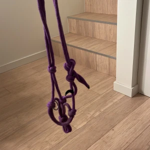 Lila rep grimma - Säljer en lila rep grimma i storlek ponny men är justerbar på ena sidan. Finns 2 metallringar på varsin sida av delen över nos ryggen, i dom kan man sätta t.ex tyglar. Andvänt några gånger men kan tvättas innan de skickas om man vill. Från märket OPH. Pris kan diskuteras 