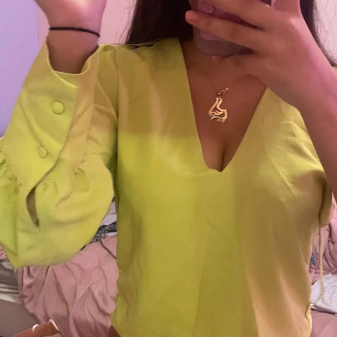 Limegrön blus med v-ringning - 1