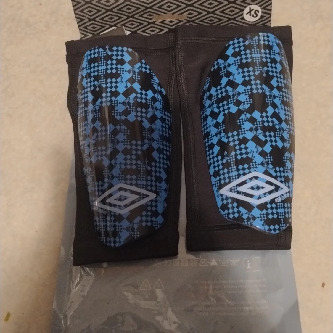 Blå och svarta benskydd från Umbro - 3