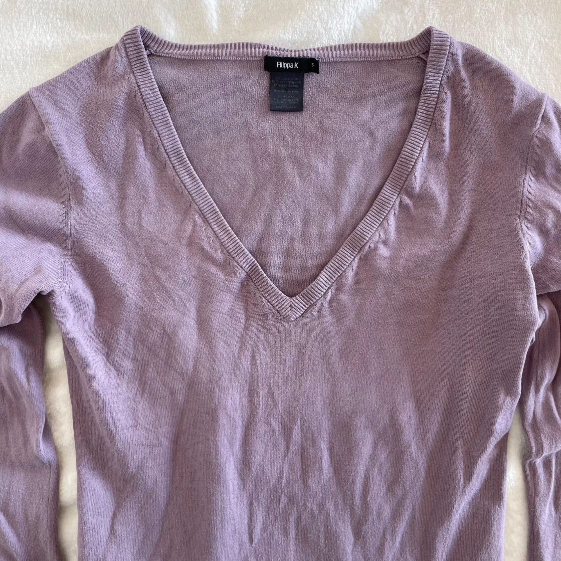 Ljuslila v-ringad tröja från Filippa K - 3