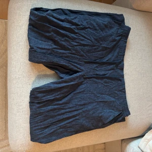 Mörkblåa linnebyxor - Snygga mörkblå linnebyxor i luftig linnemix med normal passform och hög midja. Perfekta för varma sommardagar och enkla att matcha med olika toppar. Tvättas innan leverans, små i storleken