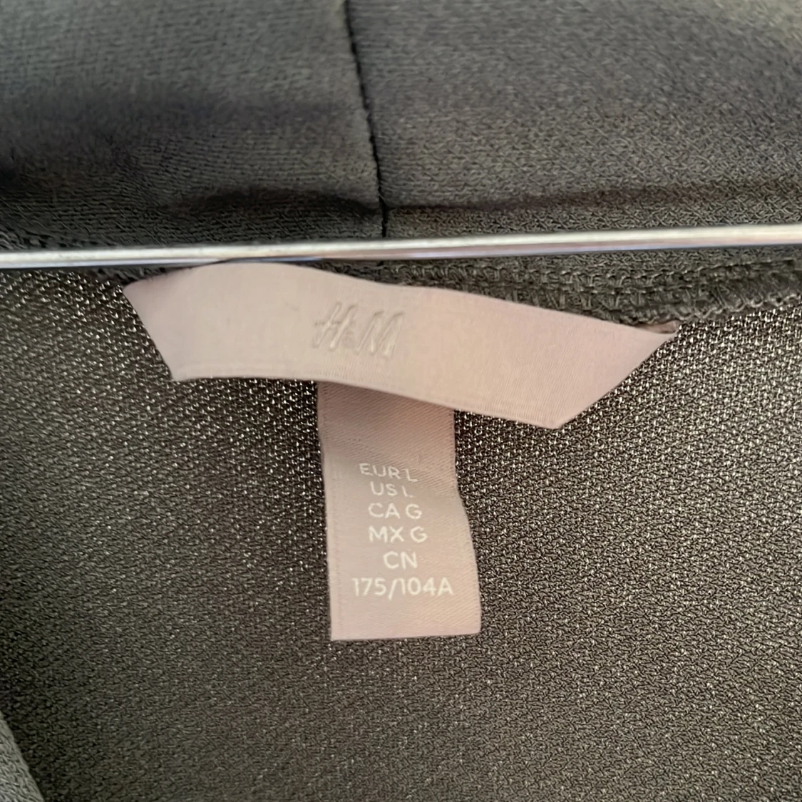 Mörkgrå v-ringad topp från H&M - 2