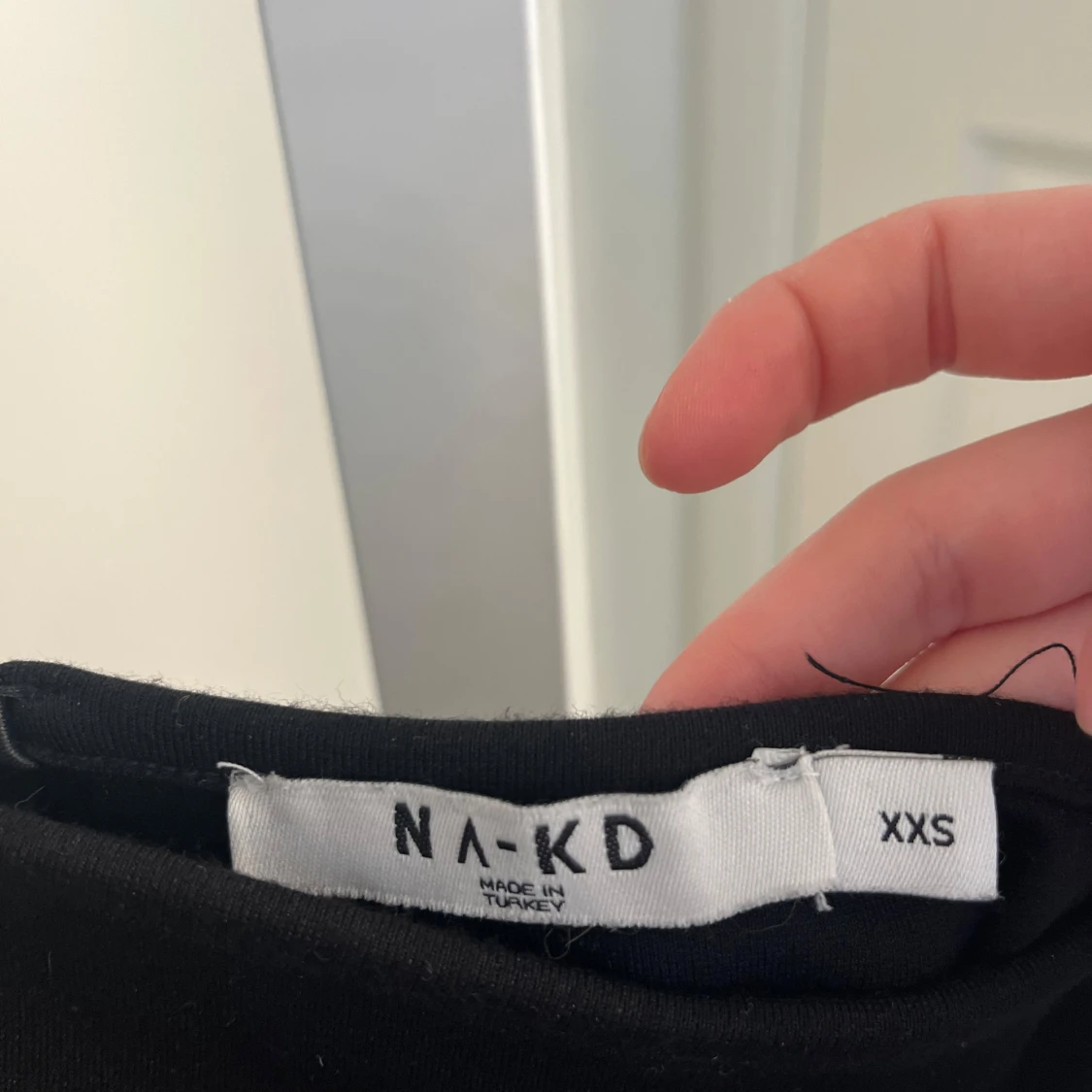 Svart fodralklänning med smala axelband från NA-KD - 2