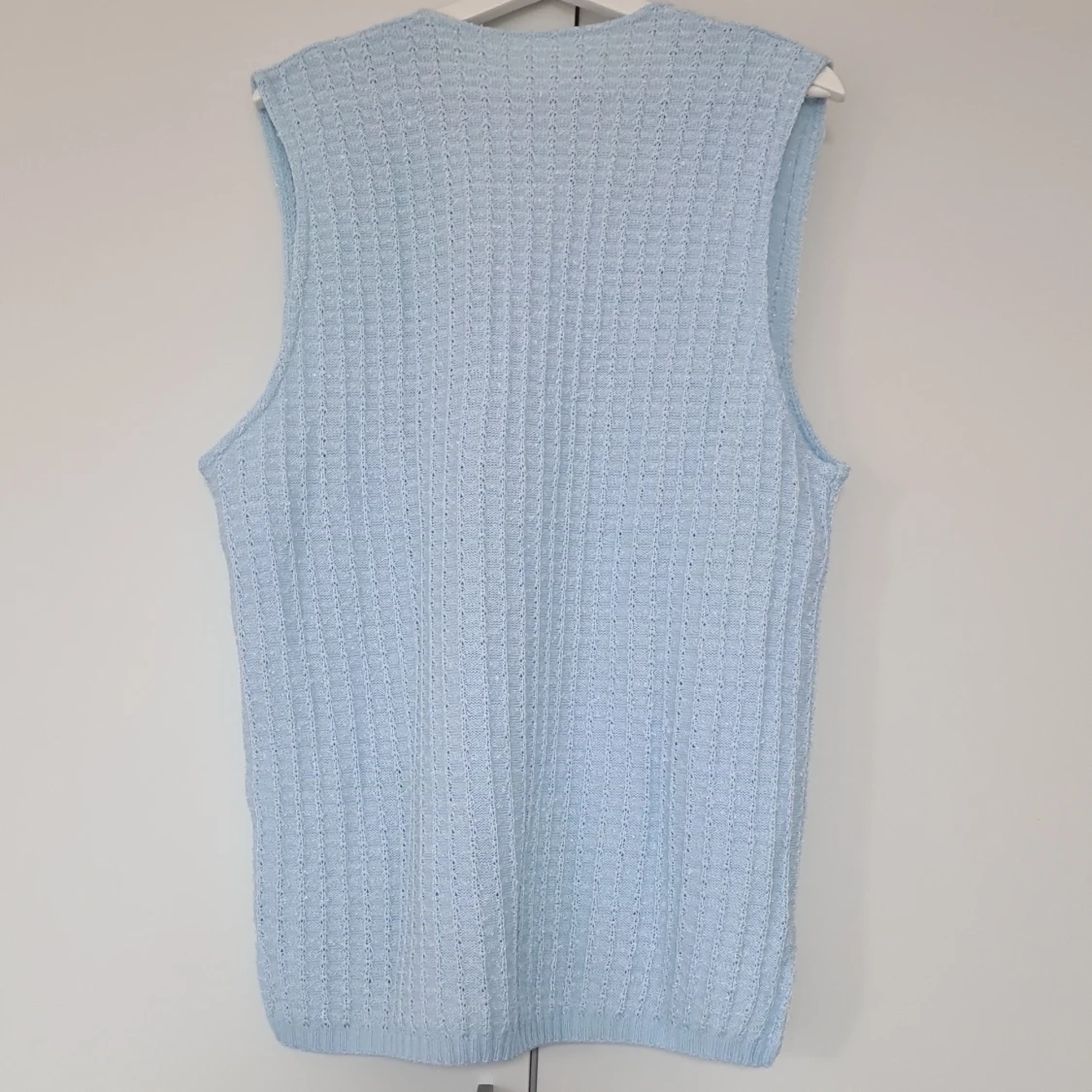 Ljusblå stickad väst med knappar - 1