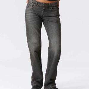 Grå/svarta raka jeans från weekday - Säljer ett par snygga grå/svarta jeans då de inte kommer till användning längre. De är från weekday och är raka i benen. Jeansen har normal passform och passar bra för en avslappnad stil. Har använt jeansen ganska många gånger men är fortfarande i ett bra skick💗