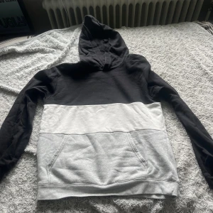  5st tröjor  - Säljer lite tröjor. Den gråsvarta tröjan storlek 158/164 den bruna 146/152 den svarta 146/152 den gröna 146/152 och träningströjan 146/152