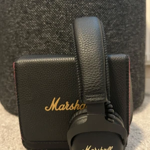 Marshall Hörlurar med ANC/Active- noise -canceling  - Marshall hörlurar i nyskick med ANC/Active-noise-canceling. Medföljer orginal  låda och original laddare med sladd för dator och iPad. Ställ gärna frågor innan du köper. 