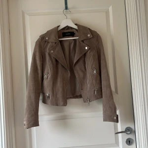 Jacka  - En perfekt jacka för sommaren me massa ditaljer från vero Moda. Det finns ett litet kladd märke på den som borde gå bort i tvätten men annars i jätte bra sick . Storlek S 