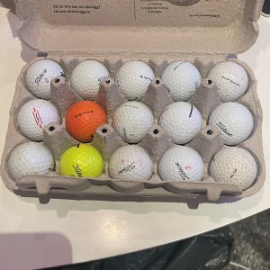 Golfbollar i äggkartong - 15 st blandade titleist bollar A-B klass, pris kan diskuteras