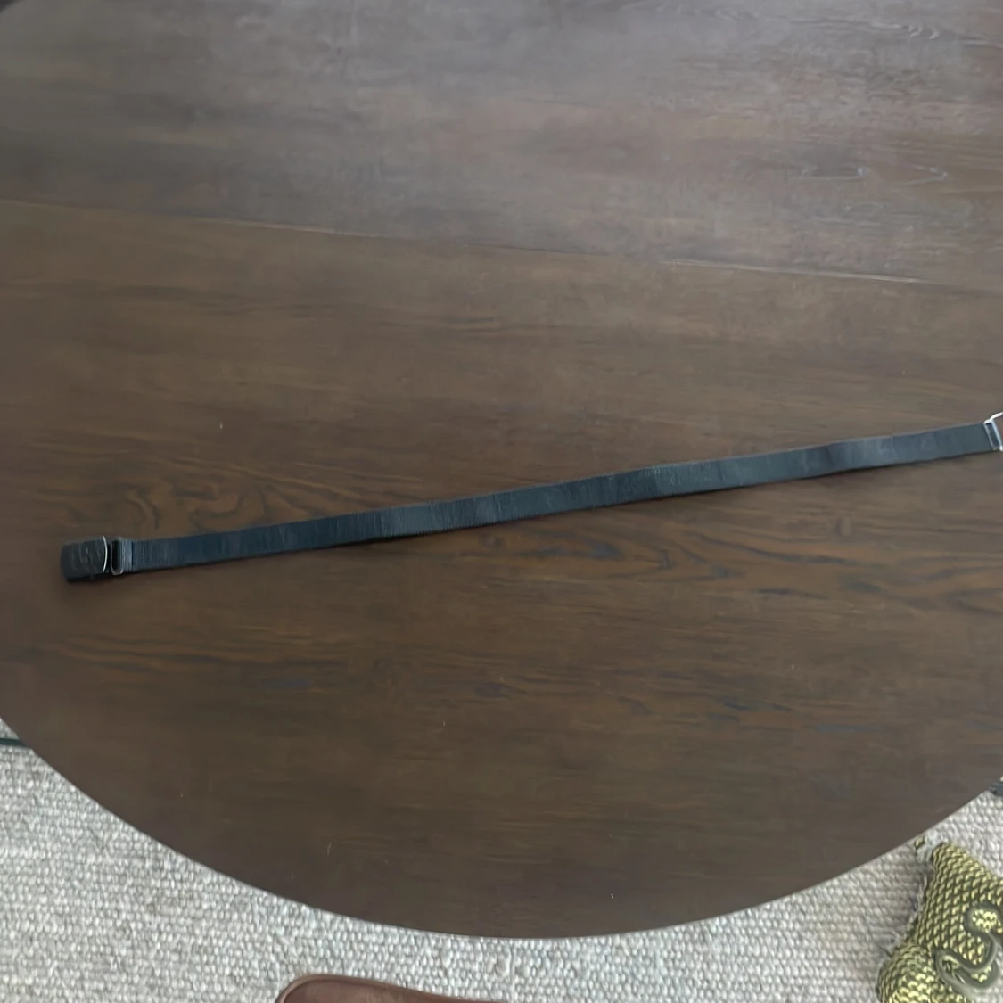 Svart tygbälte med plastspänne