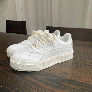 Vita sneakers från Puma - Säljer ett par fräscha vita sneakers från Puma. Helt oanvända, pris kan diskuteras vid snabb affär