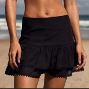 Svart kjol Zara - Eftertraktad kjol från zara som inte säljs längre! Prislappen kvar, aldrig använd 💗Perfekt till sommaren! Nypris 329 