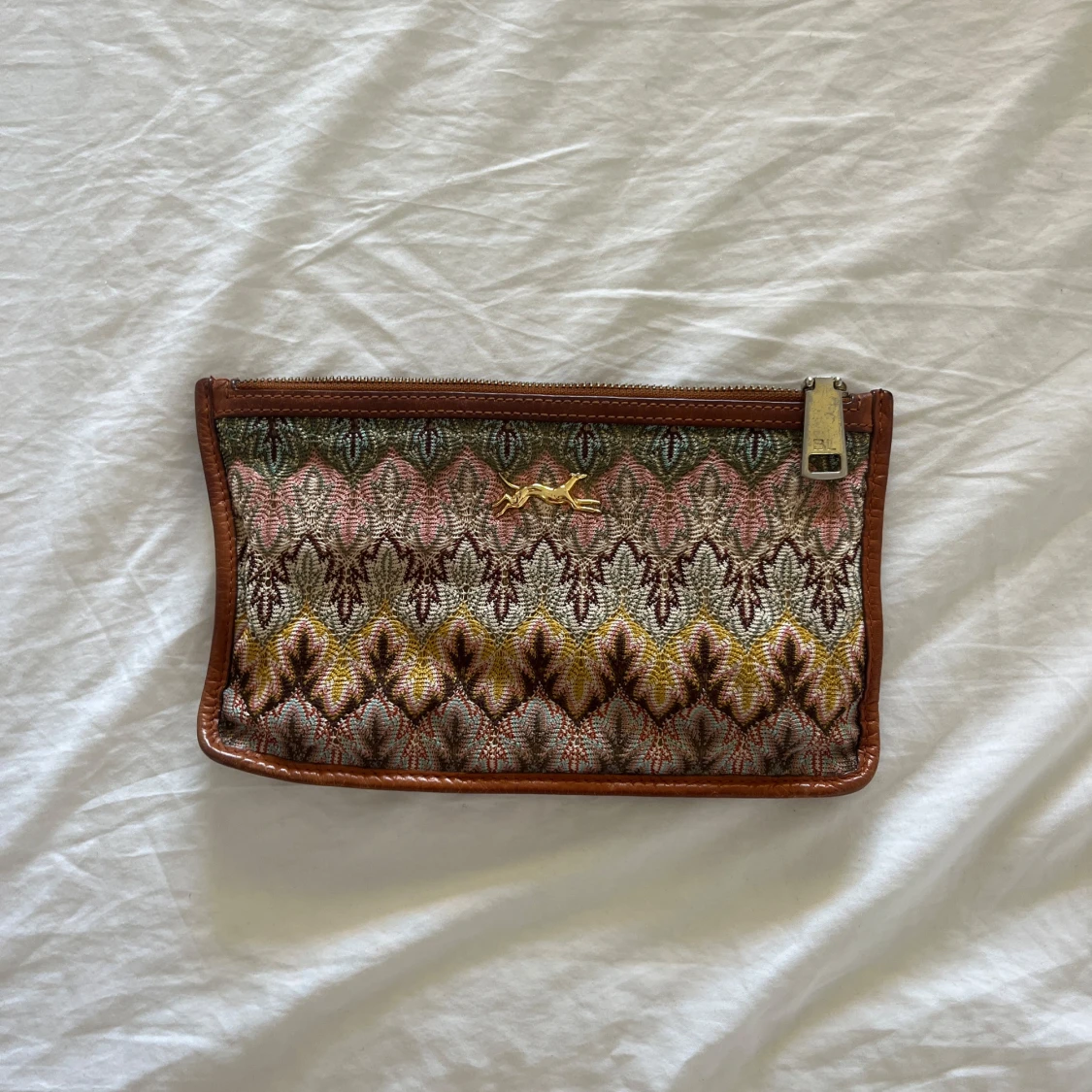 Mönstrad kuvertväska med bruna detaljer - 1