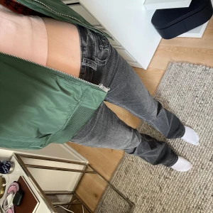 Grå bootcut jeans - Snygga grå jeans med bootcut passform och klassiska fickor både fram och bak.Perfekta att styla med crop tops eller hoodies.