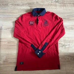 Långärmad Morris piké  - En snygg långärmad piké i bra skick utan några som helst anmärkningar. Hör av er vid ytterligare frågor annars fritt fram att köpa!                   (Postar inom 24h)