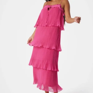 SÖKES strl XS - SÖKER denna klänning från Only i xs, nån som har? 🩷