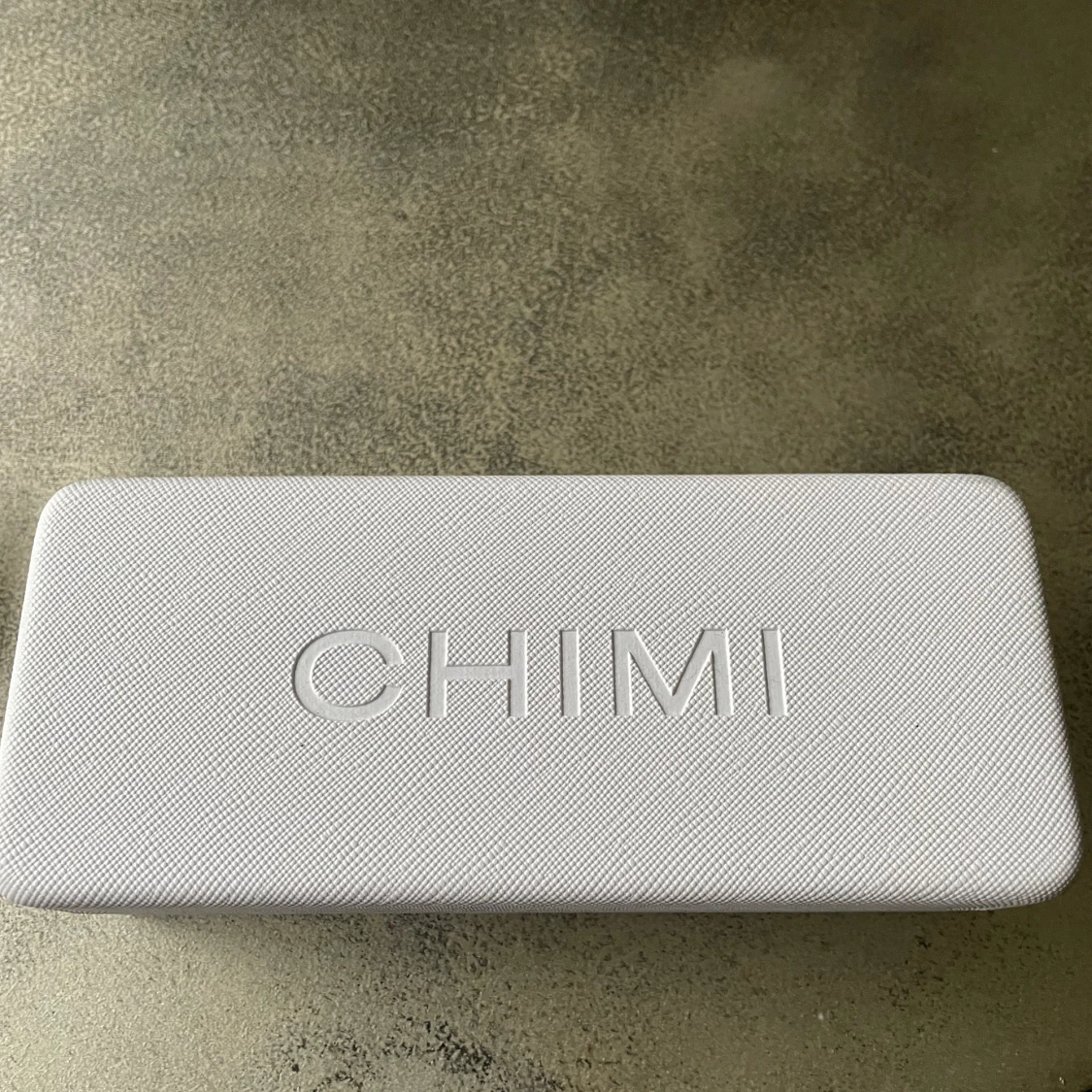 Hej säljer mina chimi 04 ecru jag säljer dom för att jag använder ett anat par solglasögon har haft dem i 2 månader  - 2