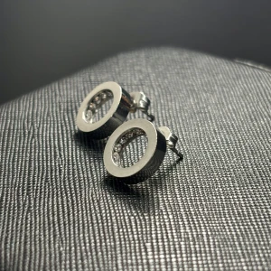 Edblad örhängen  - Jättefina helt oanvända silver örhängen från Edblad i modellen ”Monaco Studs steel”, den större modellen, som ej kommer till användning 😍 Nypris 349kr