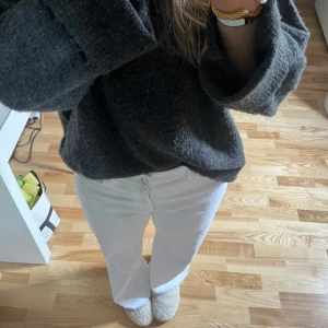 Vita wide jeans - Intressekol på mina wida vita jeans från Gina tricot. Nu pris är 499kr. Använt enbart en gång, säljer pågrund att att dom är lite stora på mig. Hör av er vid frågor! (Tryck inte på ”köp nu”, hör av er isåfall innan) 💓