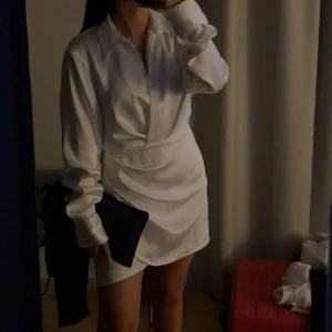 ZARA KLÄNNING - Säljer denna perfekta klänningen till sommaren, den syns lite där framme att man lagt nål igenom men inget man lägger märke till💗